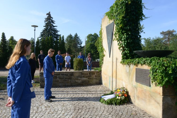 Jugendliche gedenken am KZ-Außenlager in Schwarzheide Holocaustopfern