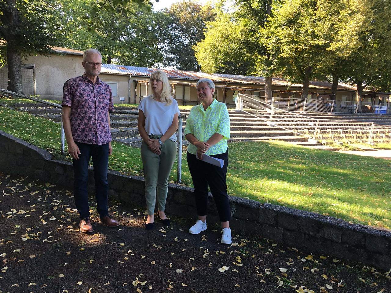 Stadion am Wasserturm in Forst wird saniert. Auf dem Foto v.r.n.l. Bürgermeisterin Simone Taubenek mit Heike Korittke (Verwaltungsvorstand für Stadtentwicklung und Bauen) und Hermann Kostrewa (Vorsitzender des Ausschusses für Bauen und Vergabe).; Foto: Stadt Forst