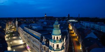 Cottbus erweitert Maskenpflicht auf ÖPNV-Haltestellen. Sperrstunde aufgehoben