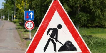 Baustellenschild an einer Straße (Symbolbild)
