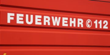 Feuerwehr-112-Schriftzug auf rotem Fahrzeugaufbau (Symbolbild)