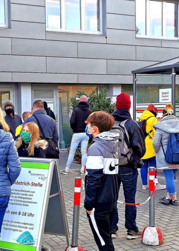 Coronavirus in Cottbus. Lange Schlangen vor dem Carl-Thiem Klinikum Cottbus am 05.11.2020