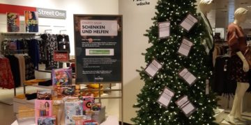 Schenken und Helfen: Wunschzettelbaum bei Galeria Karstadt Kaufhof in Cottbus
