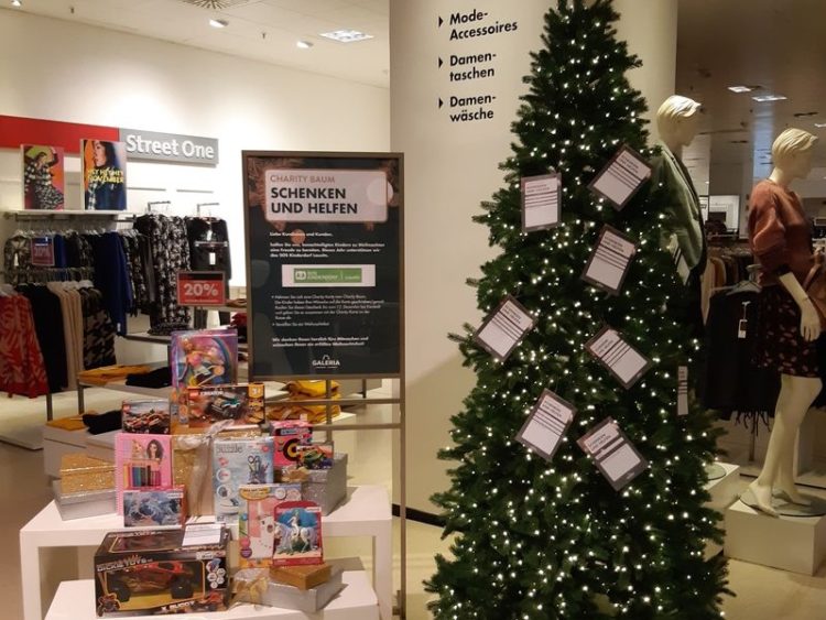 Schenken und Helfen: Wunschzettelbaum bei Galeria Karstadt Kaufhof in Cottbus