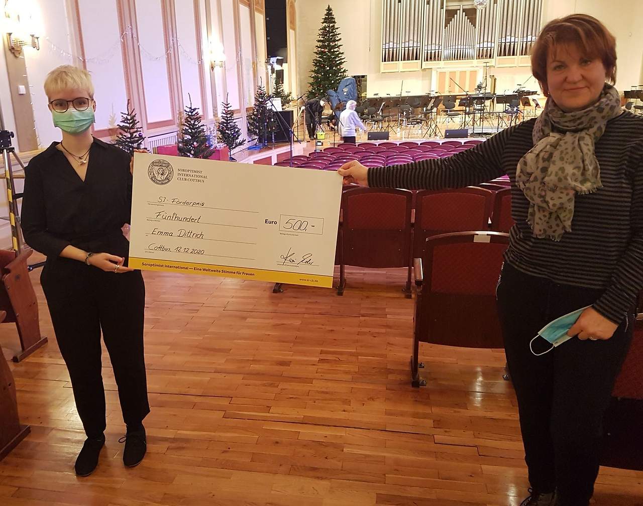Emma Dittrich, Schülerin des Konservatoriums Cottbus empfängt die 500 Euro Förderung des Soroptimist Club Cottbus