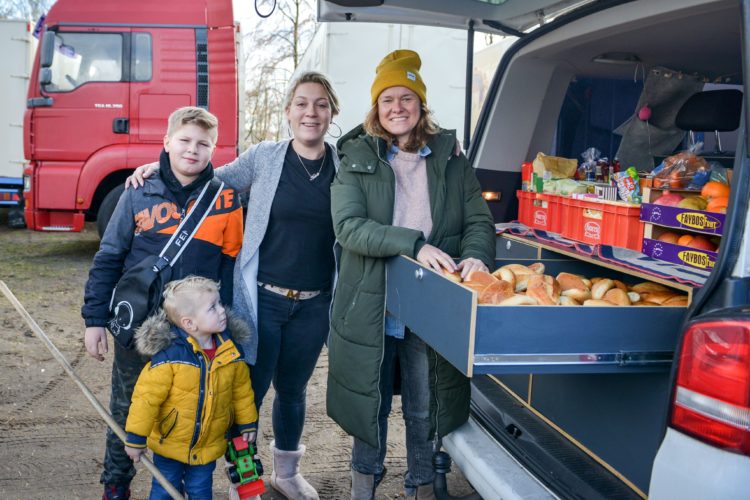 Isabel Winarsch, Nathalie Frank und ihre Söhne Sandiego und der kleine Alessandro (v.r.)