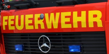 Front eines Löschfahrzeugs mit Feuerwehr-Schriftzug (Symbolbild)