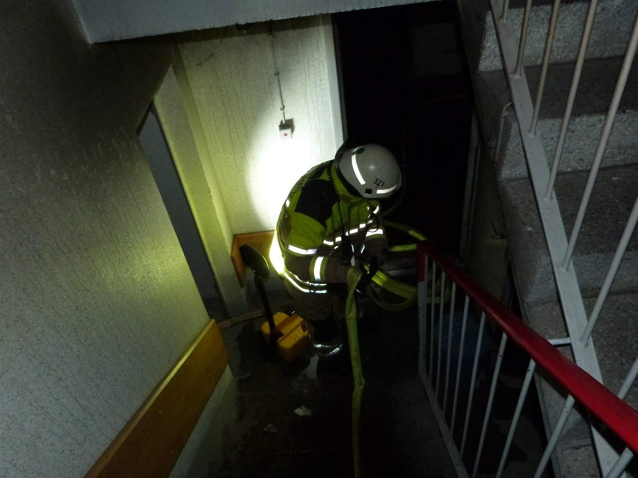 Cottbus: Feuerwehr beim Kellerbrand in Sachsendorf; Foto: Stadt Cottbus