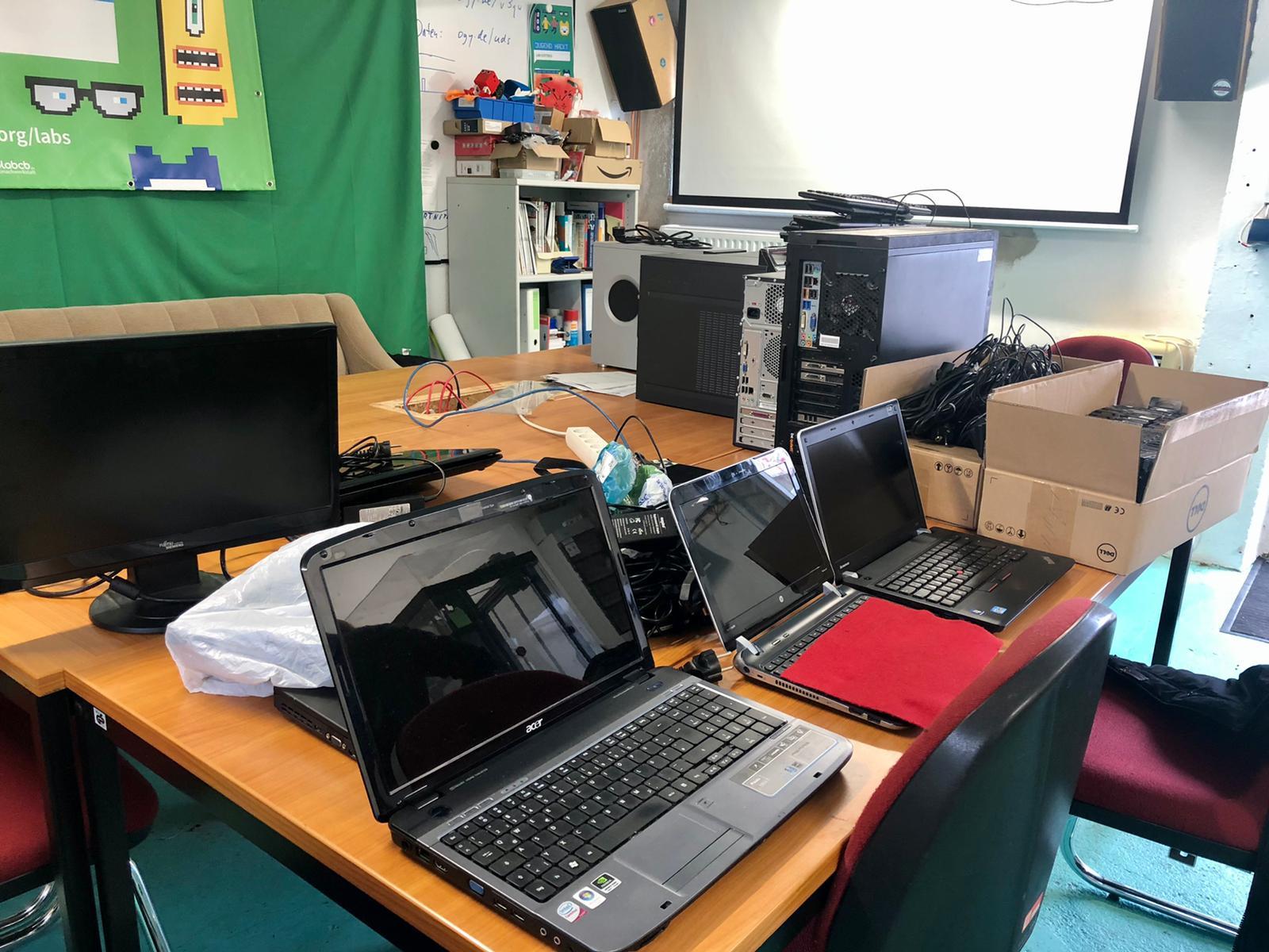 Die Initiative "Hey Alter" Cottbus hat bereits knapp 30 Computer eingesammelt, die ersten Abgaben an Schüler sind geplant. Foto: Niederlausitz aktuell