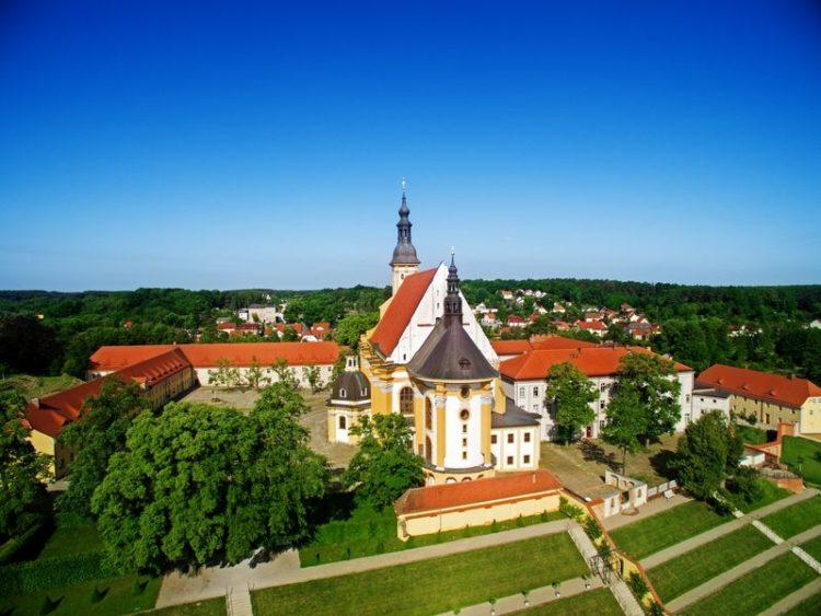 Zisterzienser erhalten Grundstück zum Klosterbau bei Neuzelle