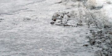 A13 bei Duben: Eisplatte trifft Autofrontscheibe