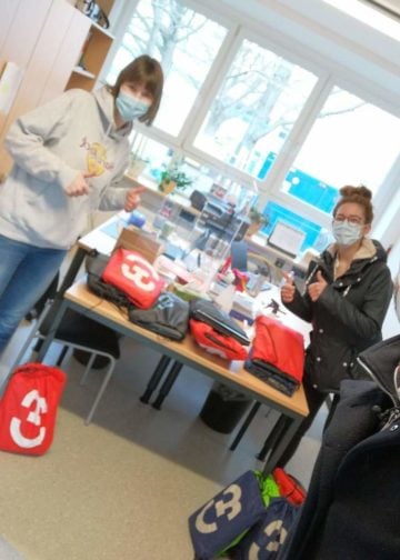 Übergabe von 15 Computern durch Hey Alter Cottbus an die Theodor-Fontane-Schule Cottbus; Foto: Niederlausitz aktuell