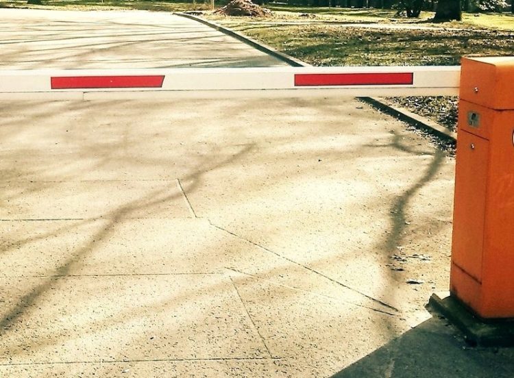 Unbekannte klauen Schranke in Cottbus