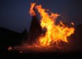 Großes Feuer bei Nacht (Symbolbild)