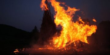 Großes Feuer bei Nacht (Symbolbild)