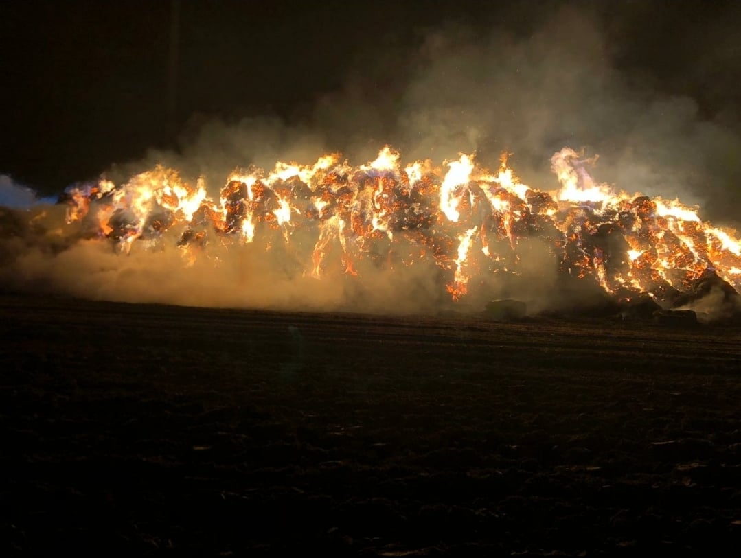 Strohballenbrand in Turnow-Preilack; Foto: Blaulichtreport Lausitz