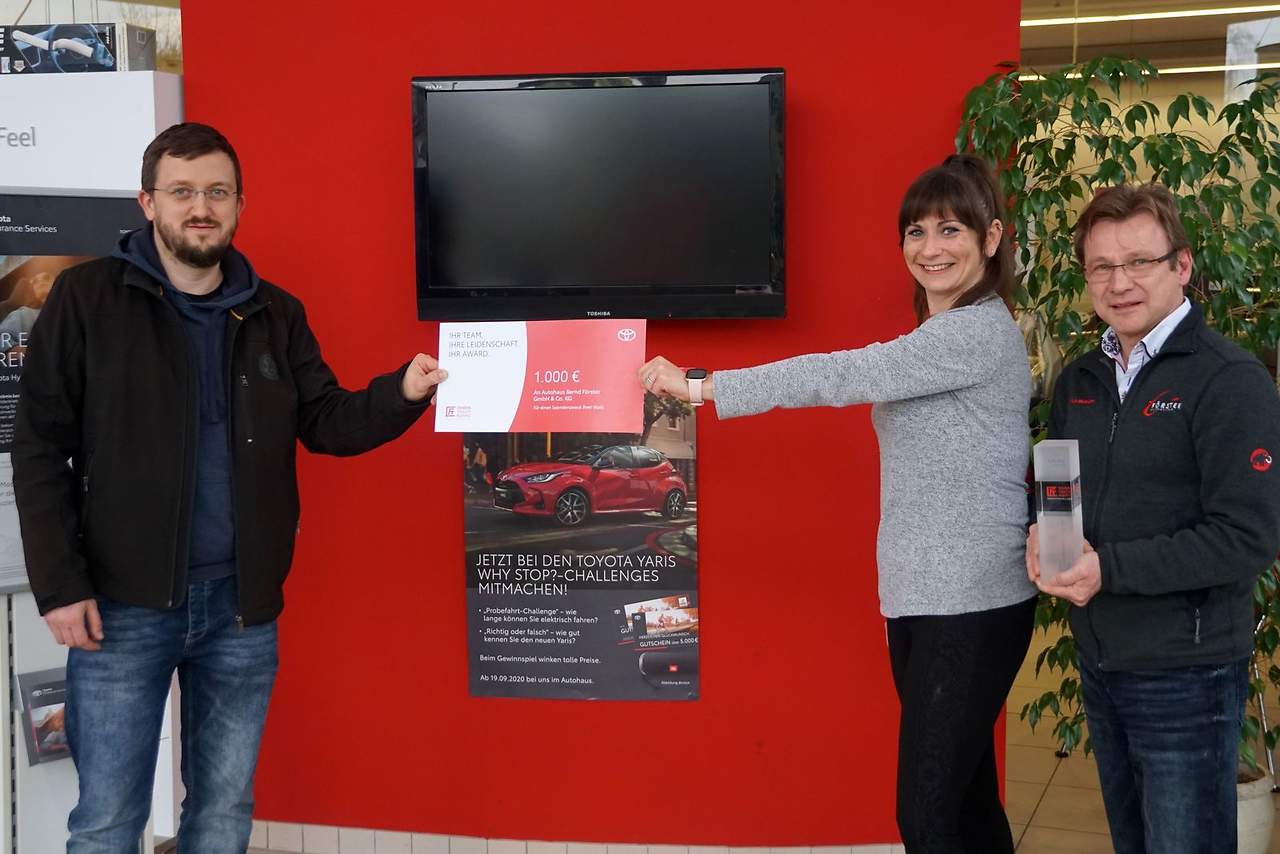 Spendenübergabe des "Takumi-Award" Preisgeldes durch das Toyota-Autohaus Förster in Cottbus an "Hey Alter Cottbus"; Niederlausitz aktuell