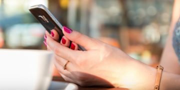 Betrugsmasche per Paket-SMS: Frau verschickt 3.000 Nachrichten