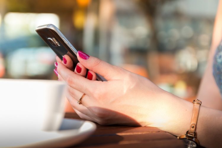 Betrugsmasche per Paket-SMS: Frau verschickt 3.000 Nachrichten
