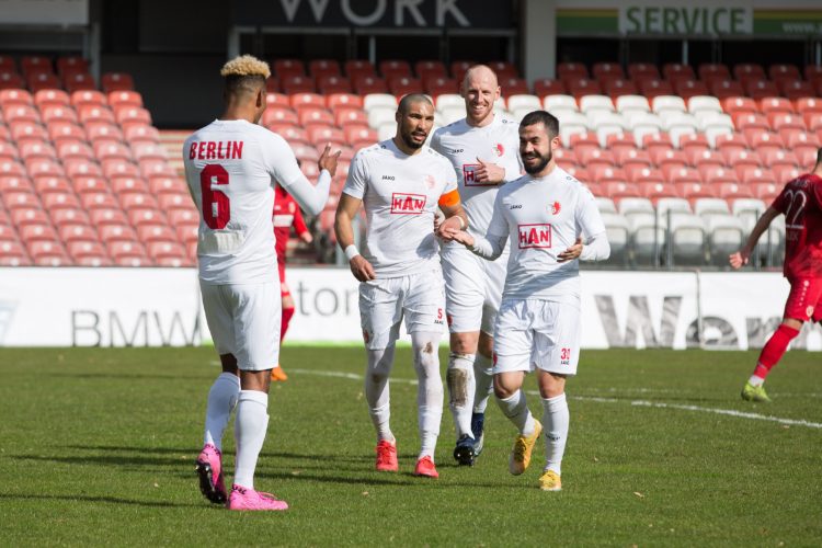 Shawn Kauter (Mitte) wechselt vom Berliner AK zu Energie Cottbus