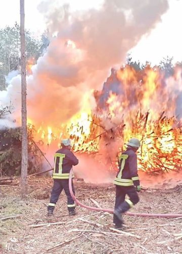 Holzpolter bei Gahry brannte; FFW Groß Kölzig