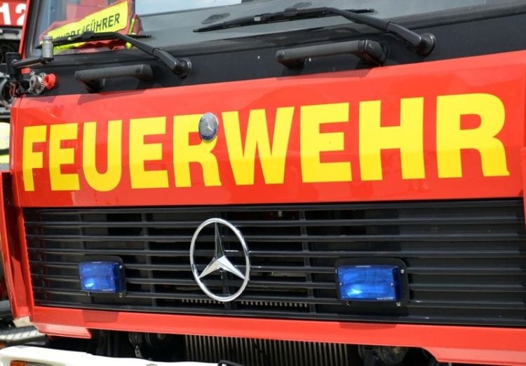 Kleinwagen brennt auf der A15 bei Vetschau aus