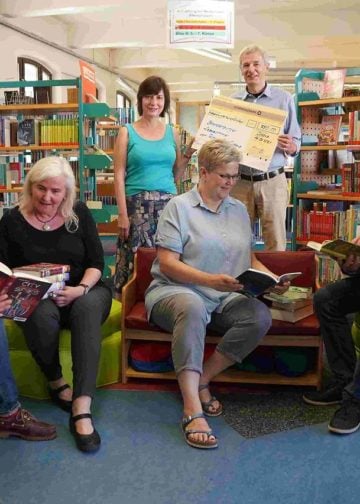 Die Cottbuser Rotarier ließen sich anstecken und schmöckerten in den Büchern für den Brandenburger Lesesommer; Foto: Benjamin Andriske