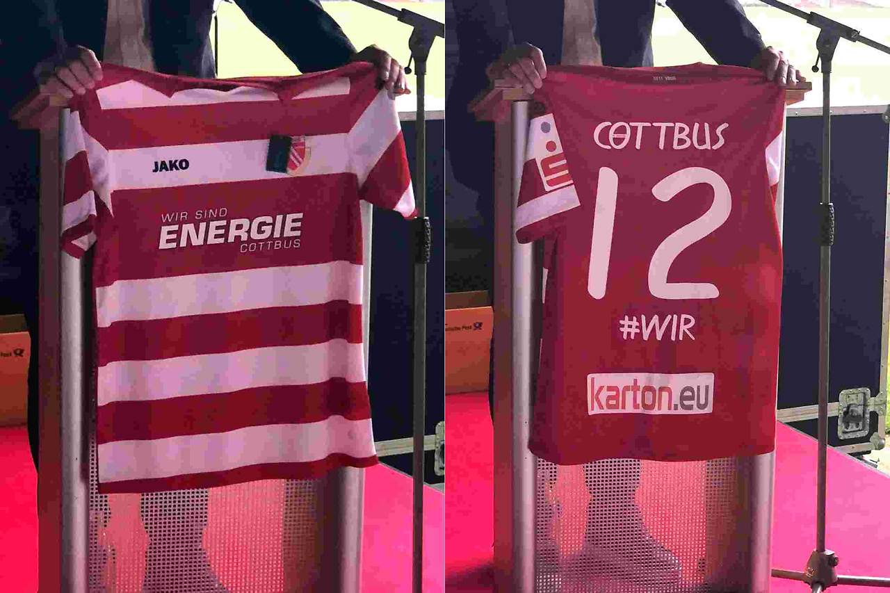 Das neue Trikot des FC Energie Cottbus mit "Wir sind Energie Cottbus" auf der Brust Das neue Trikot des FC Energie Cottbus mit "Wir sind Energie Cottbus" auf der Brust