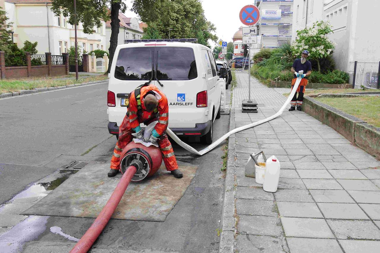 Mitarbeiter der Spezialfirma krempeln den mit Harz getränkten Schlauch in die „Blase“ ein. (Fotos: LWG/ Röwer) Mitarbeiter der Spezialfirma krempeln den mit Harz getränkten Schlauch in die „Blase“ ein. (Fotos: LWG/ Röwer)