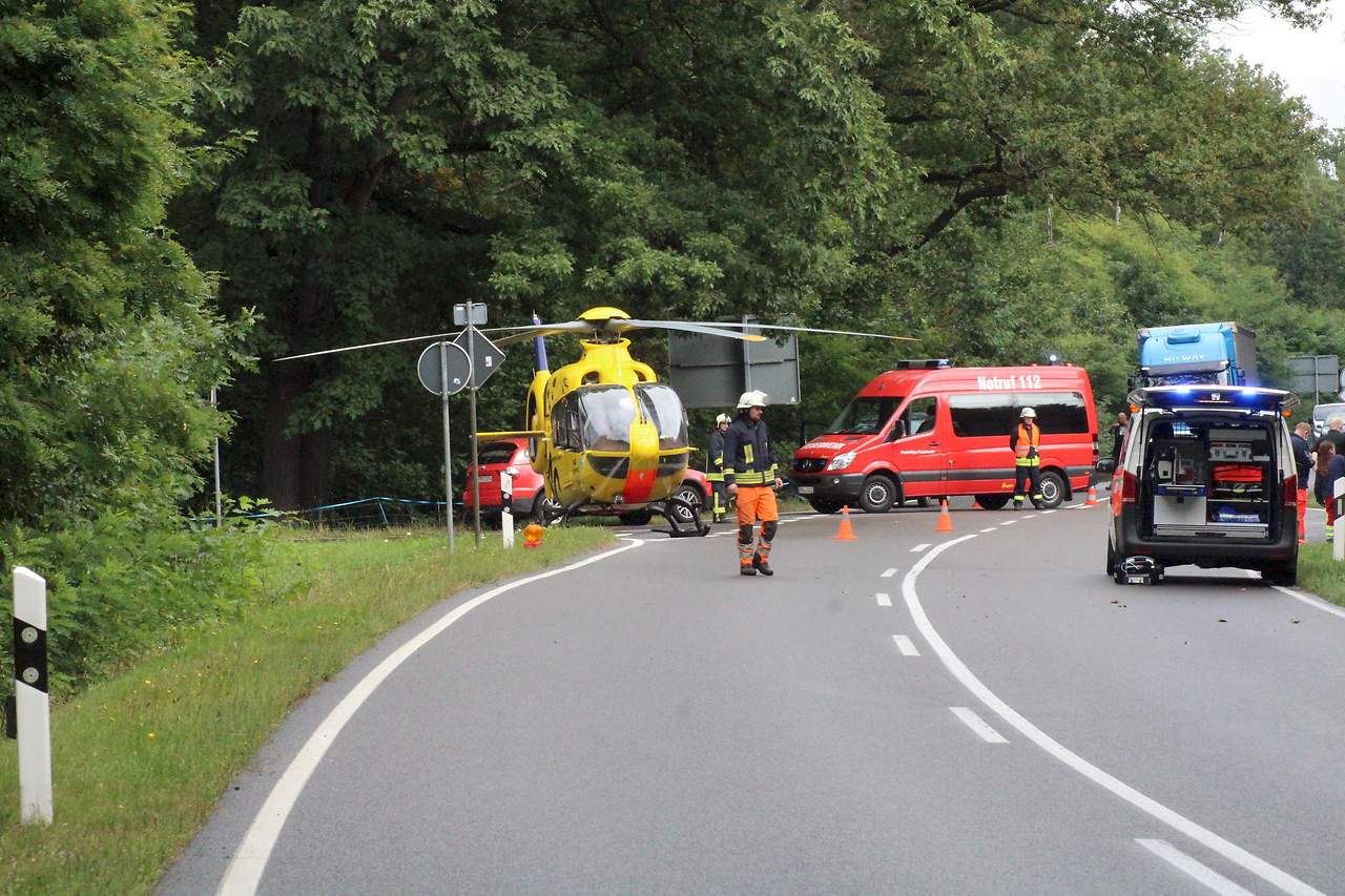 B156 gesperrt: LKW-Fahrer stirbt nach Unfall bei Tschernitz; Foto: Blaulichtreport Lausitz