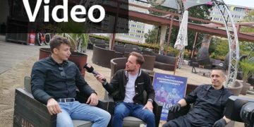 Benny im Talk mit dem Team der Strandpromenade