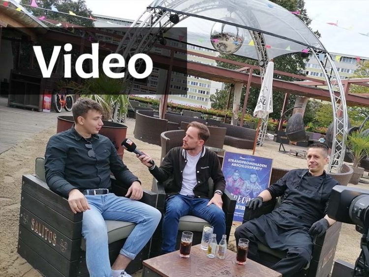 Benny im Talk mit dem Team der Strandpromenade