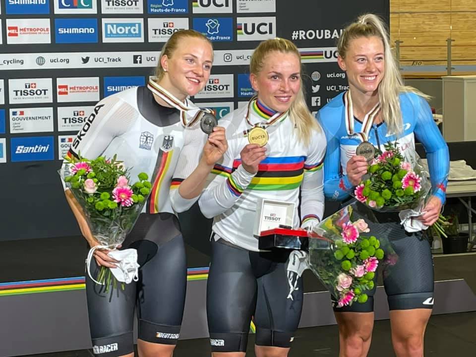 Emma Hinze (Mitte) und Lea Sophie Friedrich (links) holen die ersten beiden Plätze bei der BahnradWM. Beide sind beim RSC Cottbus