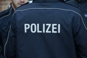 Kran-LKW trifft A15-Brücke bei Roggosen. Betonteile auf Auto gefallen