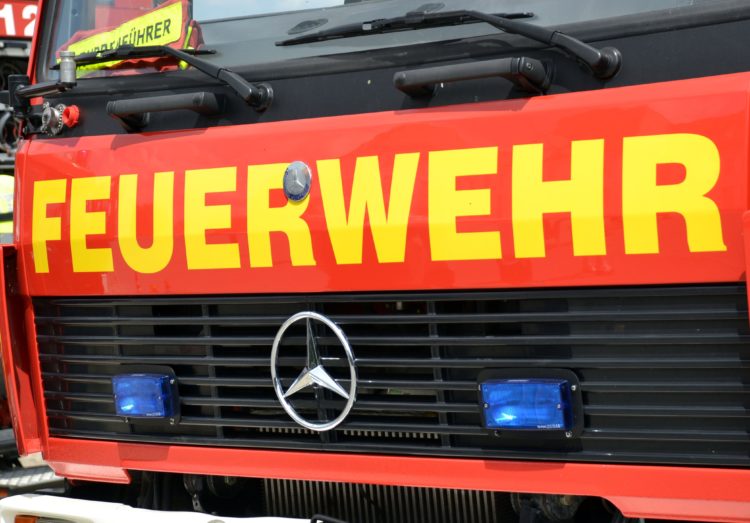 Mähdrescher auf Landstraße bei Schadewitz in Flammen