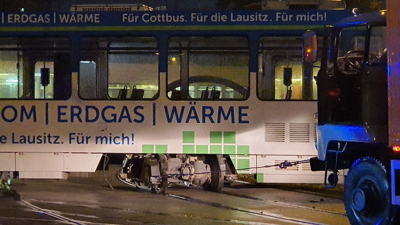 Straßenbahn in Cottbus entgleist. Behinderungen im Linienverkehr; Foto: Cottbusverkehr Straßenbahn in Cottbus entgleist. Behinderungen im Linienverkehr; Foto: Cottbusverkehr