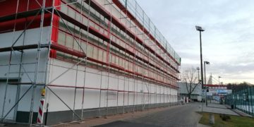 Dachsanierungsarbeiten auf Stadiongelände des FC Energie Cottbus begonnen