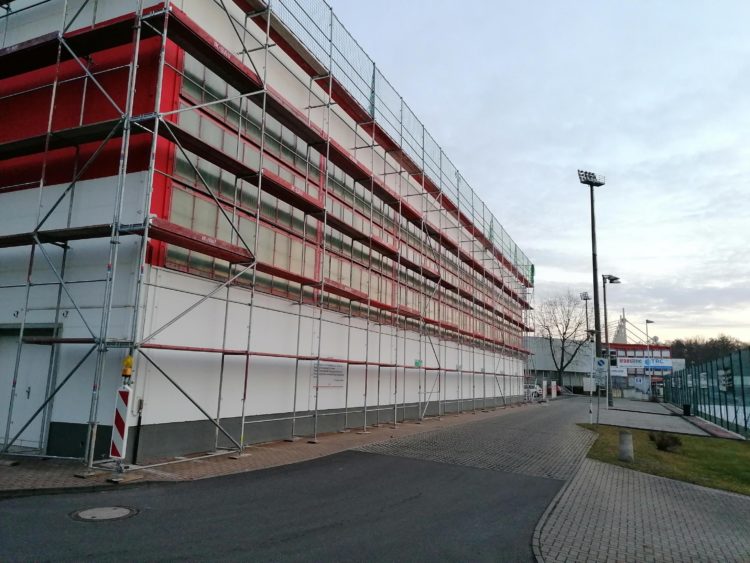 Dachsanierungsarbeiten auf Stadiongelände des FC Energie Cottbus begonnen