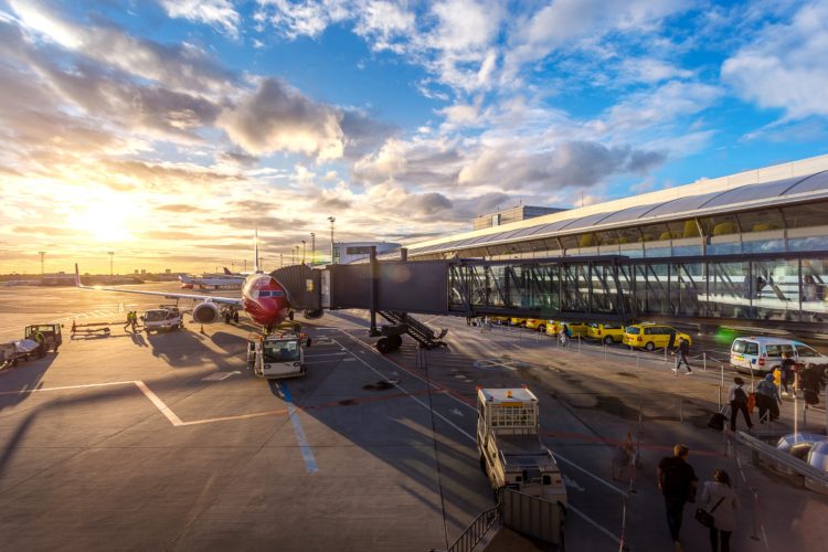 Günstig parken am Flughafen - Vor- und Nachteile von Valet und Shuttle Service