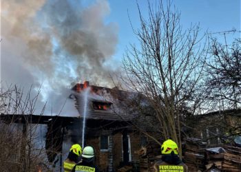 Finsterwalde: PKW-Brand greift auf Wohnhaus über