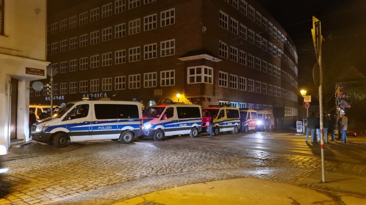 Sperrung der Berliner Straße durch die Polizei im Rahmen einer unangemeldeten Demonstration von Gegnern der aktuellen Coronamaßnahmen