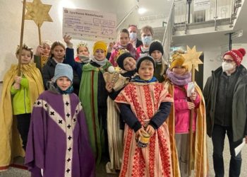 Lübbenau: Sternsinger segneten Rathaus. Spendenscheck überreicht