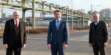 Prof. Dr.-Ing. Jörg Steinbach, Minister für Wirtschaft, Arbeit und Energie des Landes Brandenburg, Jürgen Fuchs, Vorsitzender der Geschäftsführung der BASF Schwarzheide GmbH und Hannes Ametsreiter, CEO Vodafone Deutschland, am 11. Januar auf dem Werksgelände der BASF in Schwarzheide.