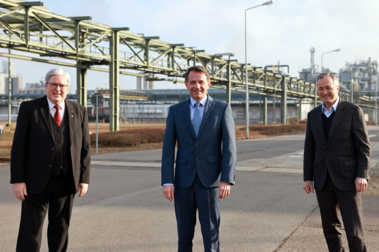 Prof. Dr.-Ing. Jörg Steinbach, Minister für Wirtschaft, Arbeit und Energie des Landes Brandenburg, Jürgen Fuchs, Vorsitzender der Geschäftsführung der BASF Schwarzheide GmbH und Hannes Ametsreiter, CEO Vodafone Deutschland, am 11. Januar auf dem Werksgelände der BASF in Schwarzheide.