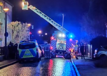 Weihnachtsbaumbrand in Cottbus. Zwei Verletzte; Feuerwehr Sandow