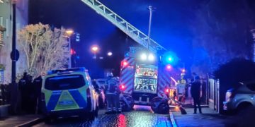 Weihnachtsbaumbrand in Cottbus. Zwei Verletzte; Feuerwehr Sandow