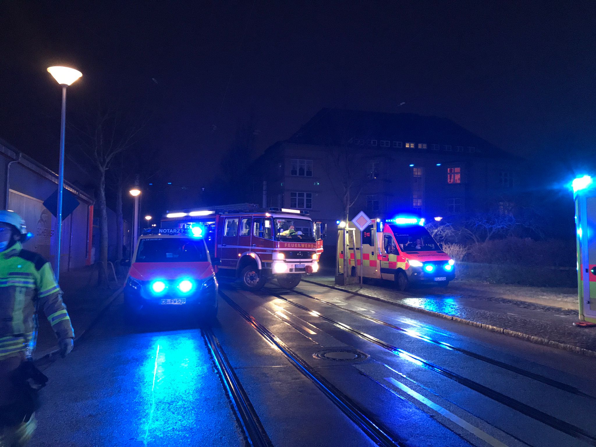 Weihnachtsbaumbrand in Cottbus. Zwei Verletzte; Feuerwehr Sandow