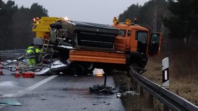 Vollsperrung! LKW-Unfall auf der A15 bei Cottbus