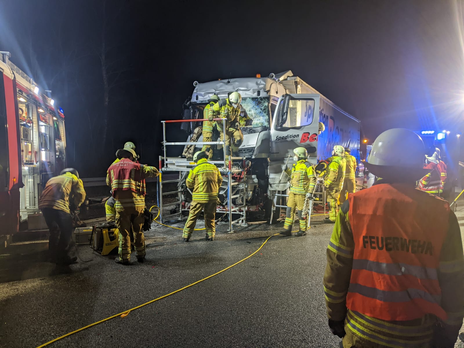 Vollsperrung! LKW-Unfall auf der A15 bei Cottbus