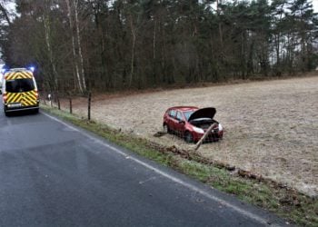 Bohsdorf: Auto von Straße abgekommen und überschlagen. Eine Verletzte